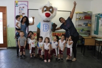 Centro Educacional Esplanada - Campo Grande - Zona Oeste - RJ - Ed. Infantil e Fundamental I - Visita do Brownie e Quiz animado. - código foto:  12653