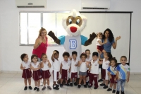 Centro Educacional Esplanada - Campo Grande - Zona Oeste - RJ - Ed. Infantil e Fundamental I - Visita do Brownie e Quiz animado. - código foto:  12752